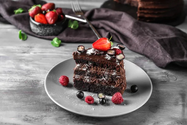 Stück Leckerer Schokoladenkuchen Mit Beeren Auf Dem Teller — Stockfoto