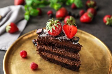 Çilek metal tepsi, closeup ile lezzetli çikolatalı kek parçası