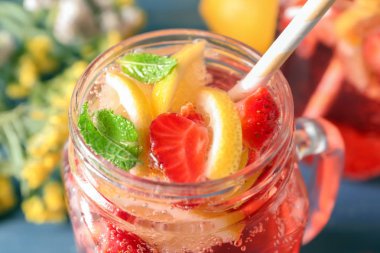 Çilek mason kavanoza, closeup ile doğal limonata