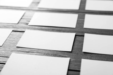 Ahşap arka planda boş kartvizitler, yakın plan.