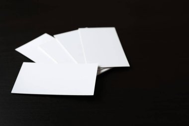 Koyu arkaplanda boş kartvizitler