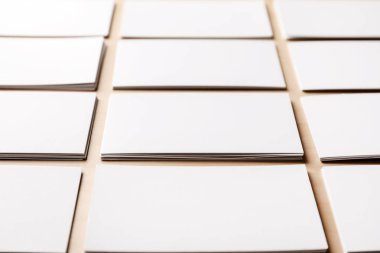 Ahşap arka planda boş kartvizitler, yakın plan.