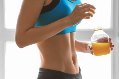 Taze portakal suyu kapalı şişe kadınla