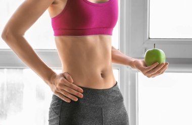 Taze elma kapalı olan kadın