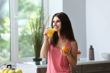 Kapalı taze portakal suyu içme kadın