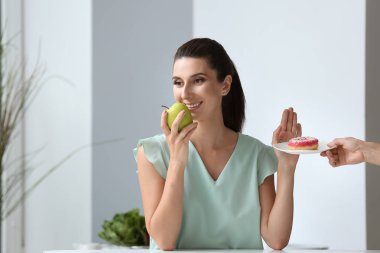 Kadın kapalı sağlıksız yemek yemeyi reddediyor. Diyet kavramı