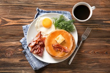 Lezzetli pankek ve pastırma ahşap tablo ile kompozisyon