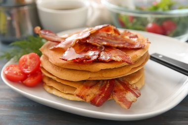 Lezzetli pankek ve pastırma masada, closeup ile plaka