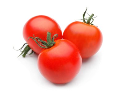 Beyaz arka planda taze olgun domatesler.