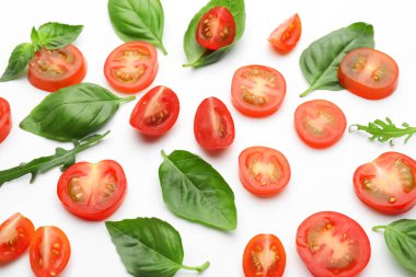 Beyaz zemin üzerine dilimlenmiş domates taze otlar ile