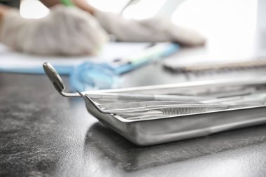 Gri masada dişçi araçlarıyla tepsi