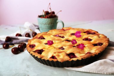 Tablo taze çilek ile lezzetli vişneli tart