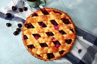 Tablo taze çilek ile lezzetli vişneli tart