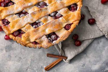 Lezzetli ev yapımı vişneli tart masada