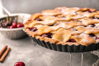 Lezzetli ev yapımı vişneli tart masada