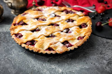 Lezzetli ev yapımı vişneli tart masada