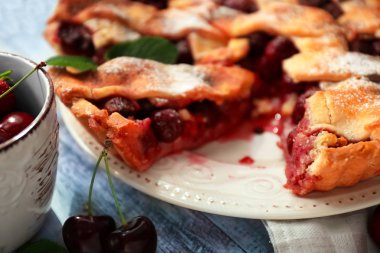 Ahşap masa, closeup üzerinde lezzetli ev yapımı kiraz pasta plaka