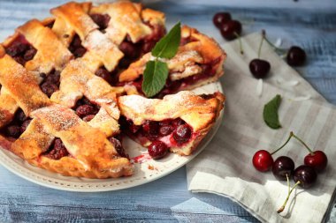 Ahşap masa üzerinde lezzetli ev yapımı kiraz pasta plaka