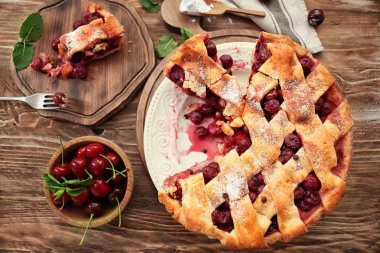 Lezzetli ev yapımı vişneli tart masada taze çilek ile