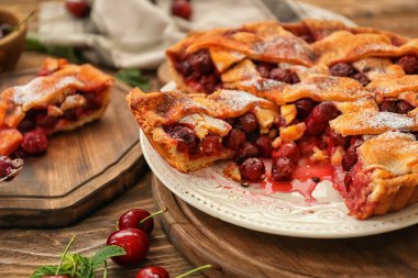 Masada lezzetli ev yapımı kiraz pasta plaka