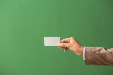 Kartvizit renk arka plan üzerinde olan adam
