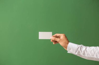 Kartvizit renk arka plan üzerinde olan adam