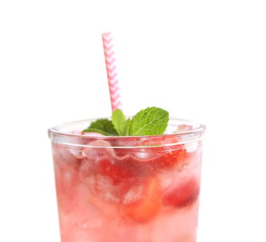 Bardak beyaz zemin üzerine lezzetli çilekli limonata