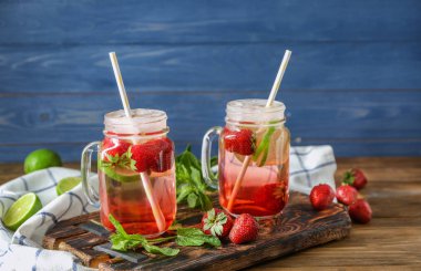 Mason kavanoz masada lezzetli çilek limonata ile