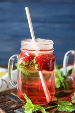 Mason kavanoza masada lezzetli çilek limonata ile