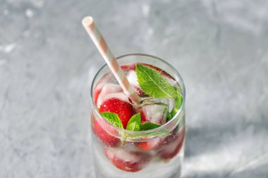 Açık renkli lezzetli çilek limonata bardak