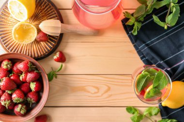 Ahşap arka plan üzerinde lezzetli çilek limonata ile kompozisyon