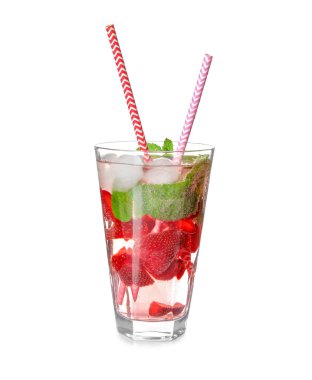 Bardak beyaz zemin üzerine lezzetli çilekli limonata