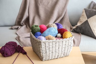 Ahşap masa üzerinde iplik örgü ile hasır sepet