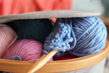 Renkli örgü iplik iğne sepeti, closeup ile