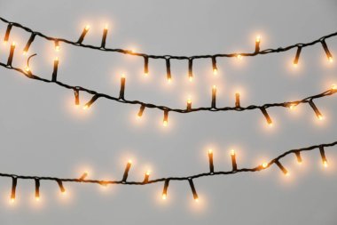 Işık arkaplanda Noel çelengi