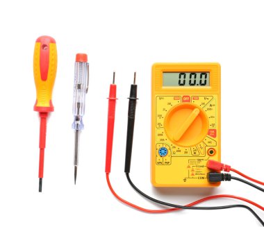 Beyaz arka plan üzerinde farklı elektrikçi araçları