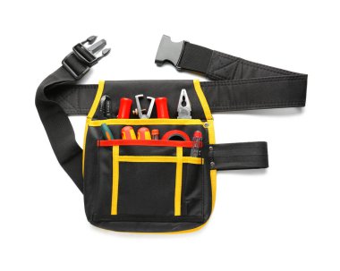 Beyaz arka plan üzerinde farklı elektrikçi araçlarıyla çanta