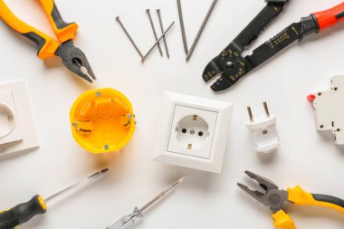 Farklı elektrikçi araçları ve malzemeleri Beyaz arka plan üzerinde