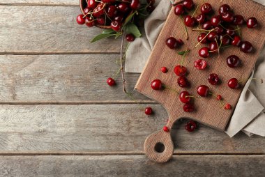 Olgun kiraz ahşap masa üzerinde kurula