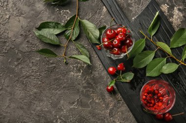 Karanlık grunge arka plan üzerinde olgun kiraz kurula