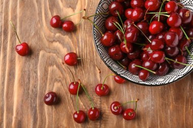 Olgun kiraz ahşap tablo ile kase