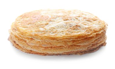 Beyaz zemin üzerine lezzetli ince krep