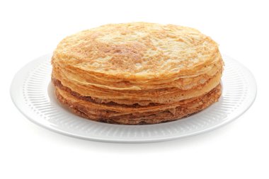 Beyaz zemin üzerine lezzetli ince krep yığını ile plaka