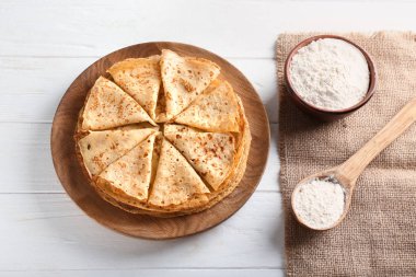 Lezzetli ince krep ve un masada ahşap tahta