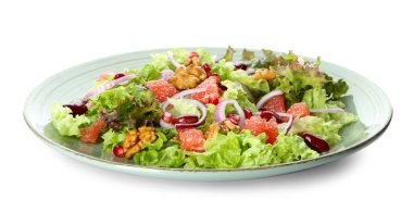 Beyaz zemin üzerine lezzetli taze salata ile plaka