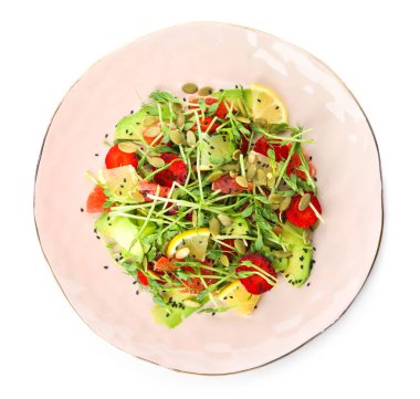 Beyaz zemin üzerine lezzetli taze salata ile plaka