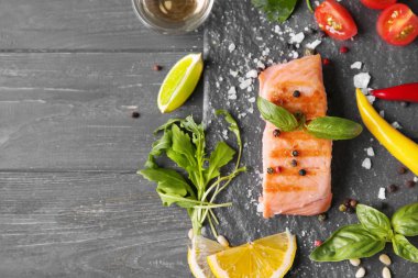 Kayrak plaka ile lezzetli ızgara balık ve sebze ahşap tablo