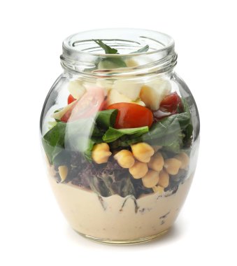 Beyaz arka plan üzerinde kavanoza lezzetli sebze salatası