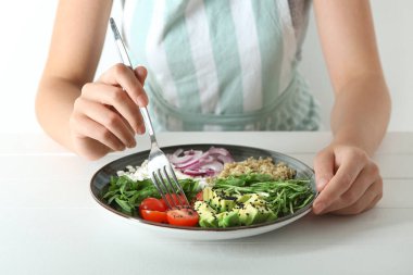 Genç kadın lezzetli sağlıklı taze salata ahşap masa yemek