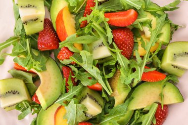 Lezzetli sağlıklı taze salata, closeup ile plaka